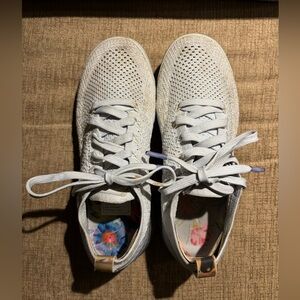 Women’s limited lilac light blue fly knit vapor max size 7